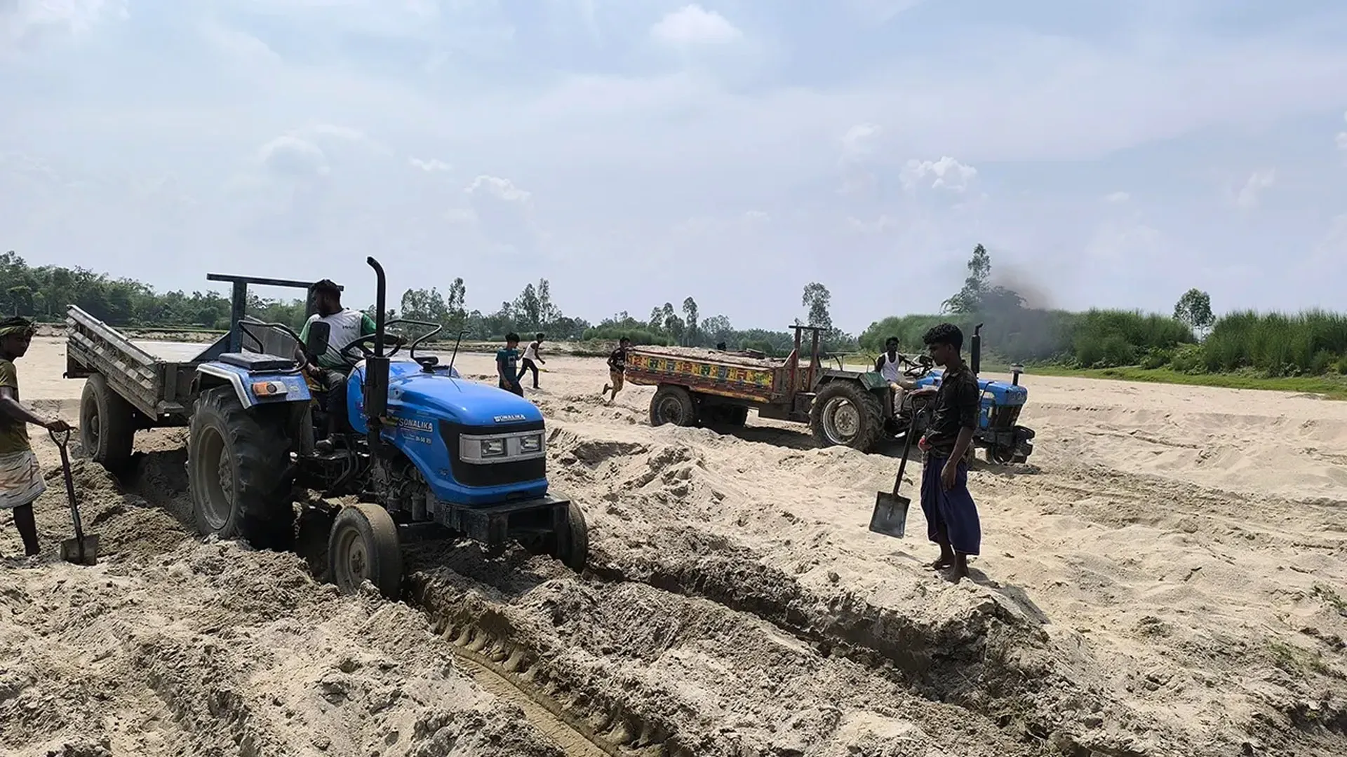 প্রশাসনকে ‘ম্যানেজ’ করে বালু ব্যবসা, অস্তিত্ব সংকটে নদী